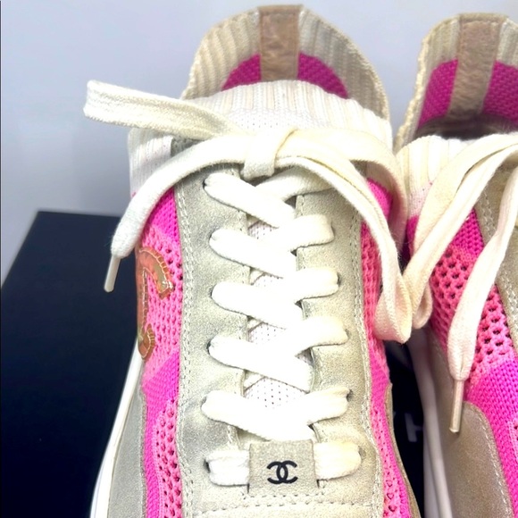 CHANEL 2020 Interlocking CC Logo Sneakers - Picture 5 of 13